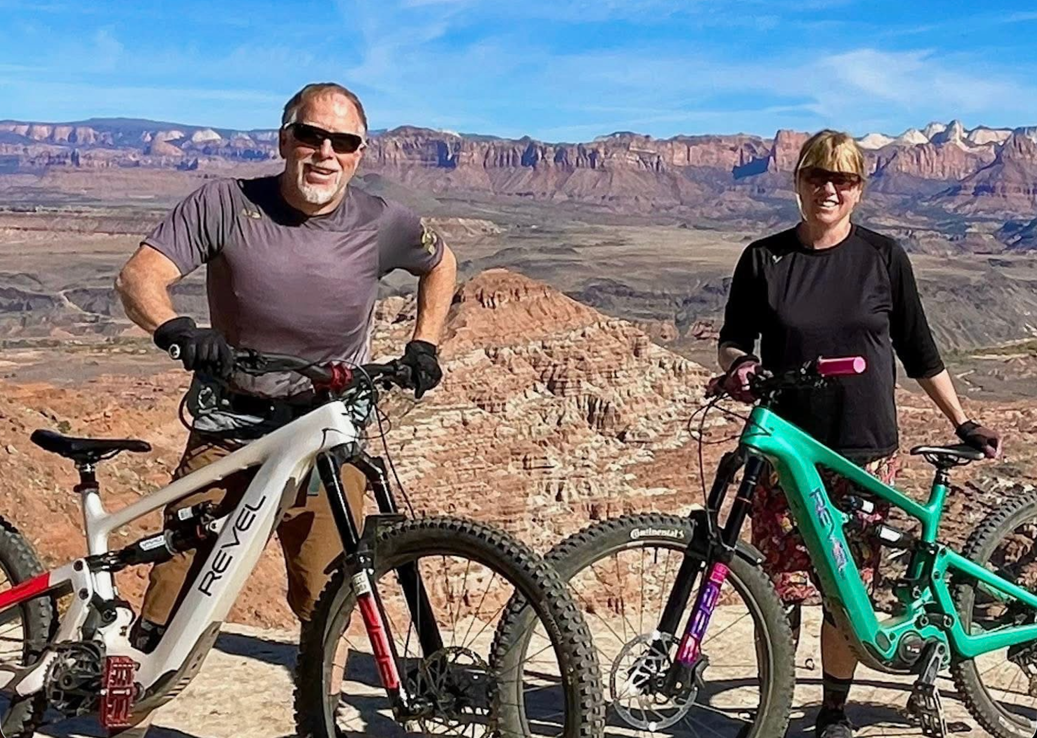 Lee and Kelly with their mountain bikes